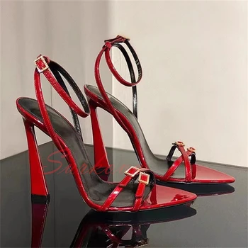 Crvena ukusan ženske sandale s oštrim vrhom, lakirane kože, uske trake, gorski kristal, trg buckle, trendi sandale, ljetna novo